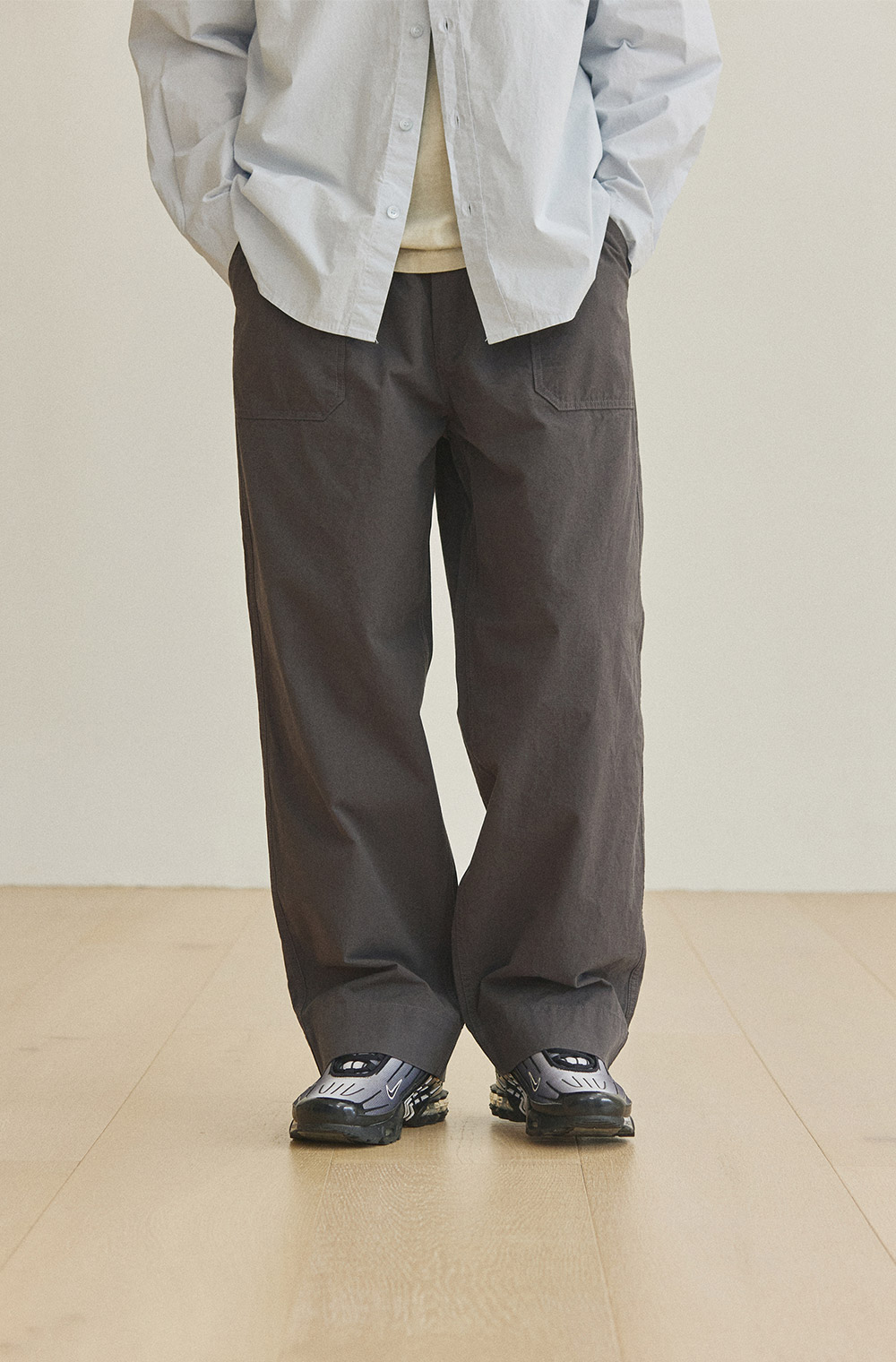 One tuck wide fatigue pants charcoal